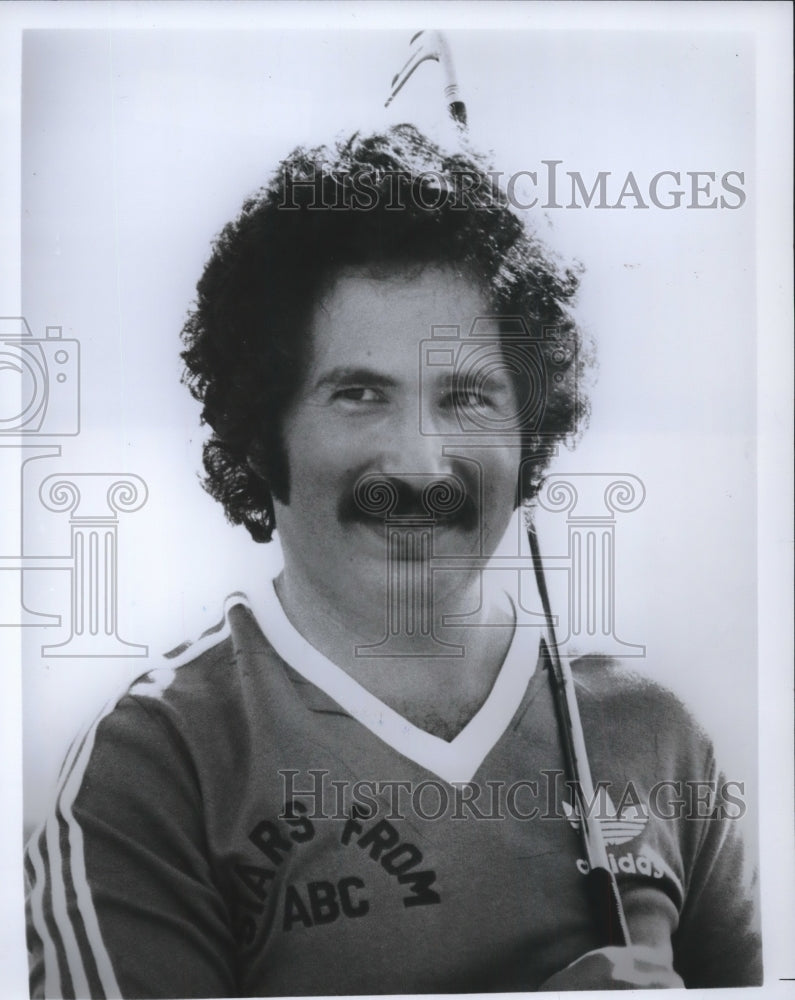 1977 Press Photo Actor Gabe Kaplan in &quot;Challenge of the Network Stars&quot; - Historic Images