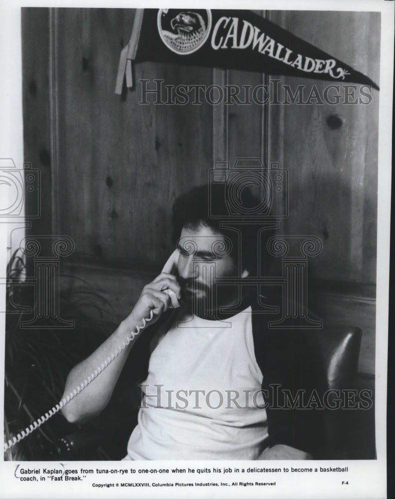 1980 Press Photo Gabriel Kaplan in &quot;Fast Break&quot; - mjp28295 - Historic Images