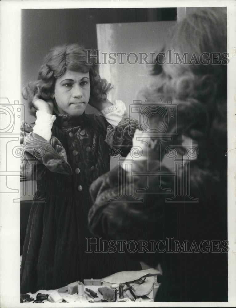 1969 Press Photo Peter Kastner adjusts his wig for his role in "Ugliest Girl" - Historic Images