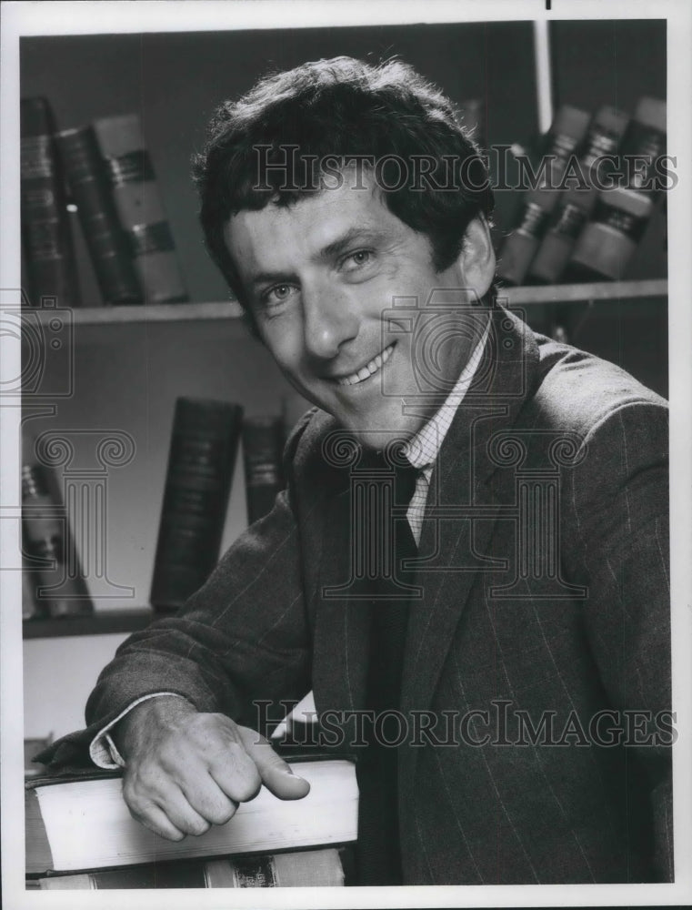 1975 Press Photo Actor Barry Newman - Historic Images