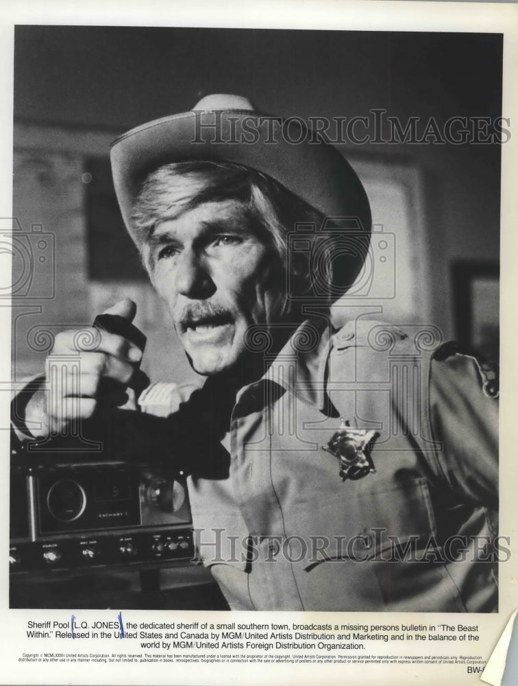 1982 Press Photo L.Q. Jones Portrays Sheriff Pool In &#39;The Beast Within&#39; - Historic Images