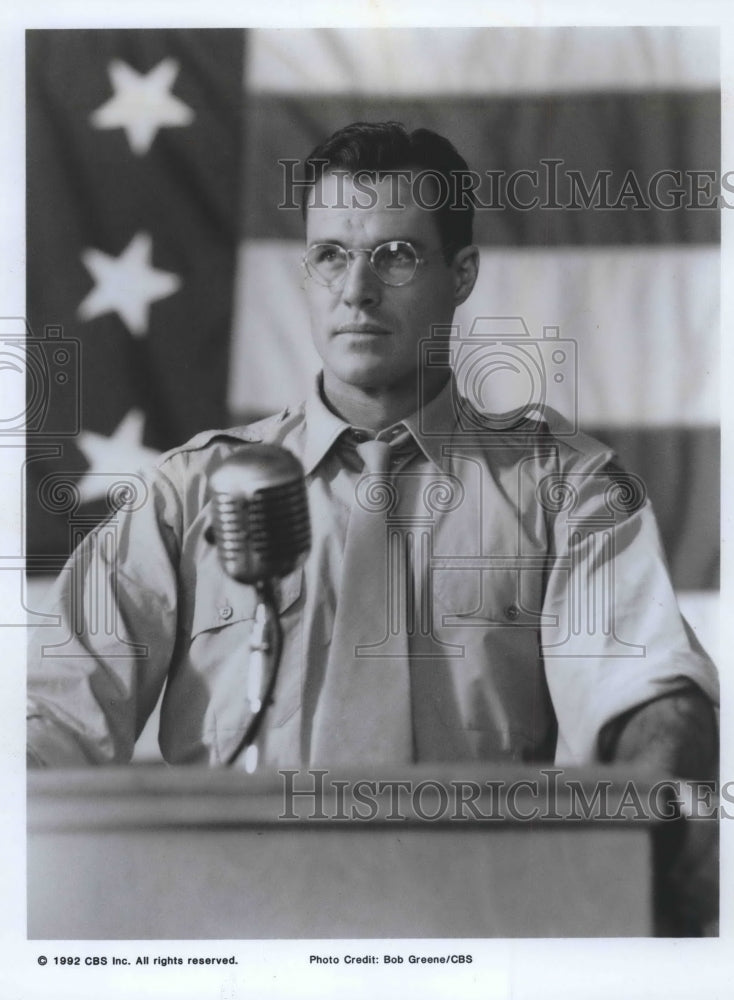 1992 Press Photo Actor Brad Johnson at podium in CBS&#39; &quot;An American Story&quot; - Historic Images