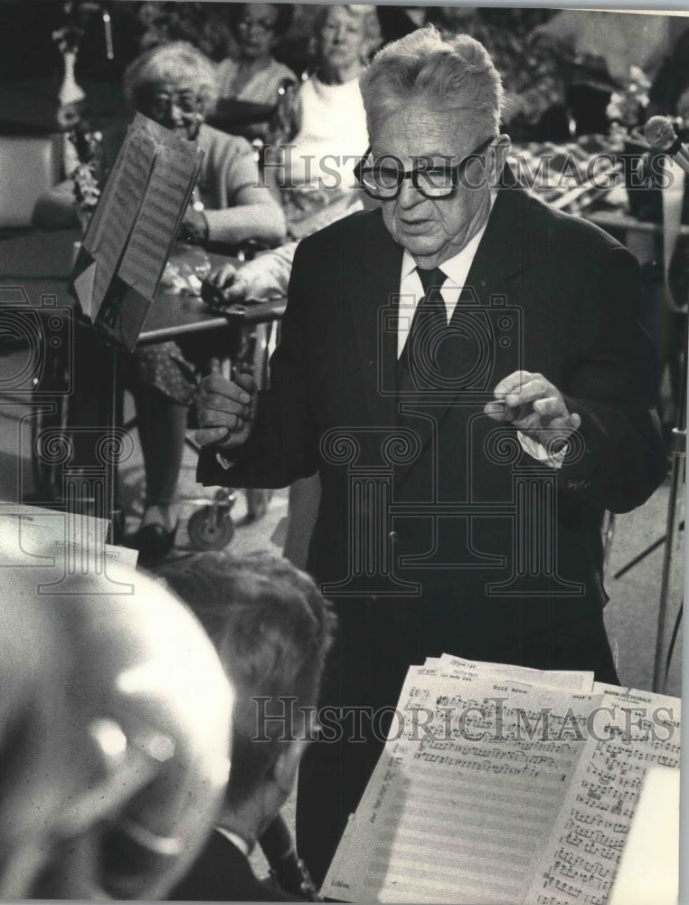 1987 Press Photo Don Johnson Directs Band At Mount Carmel Health Care Center - Historic Images