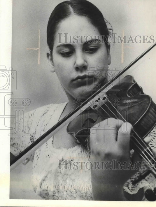 1977, Child prodigy Dylana Jenson plays violin, Uihlein Hall, WI - Historic Images