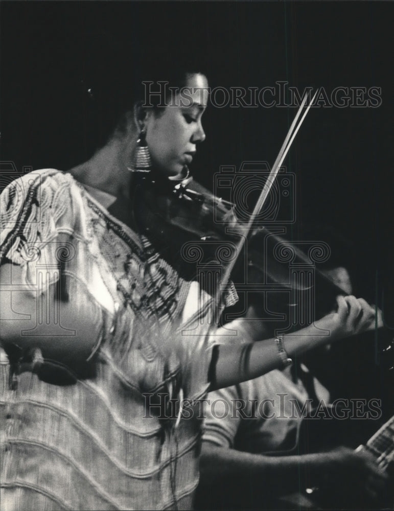 1987 Press Photo Sonya Robinson performs for students at Milwaukee High School - Historic Images