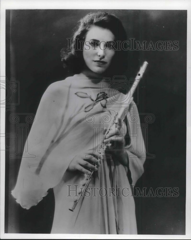 1976 Press Photo Paula Robinson, flutist to play at UWM's Fine Arts Recital Hall- Historic Images