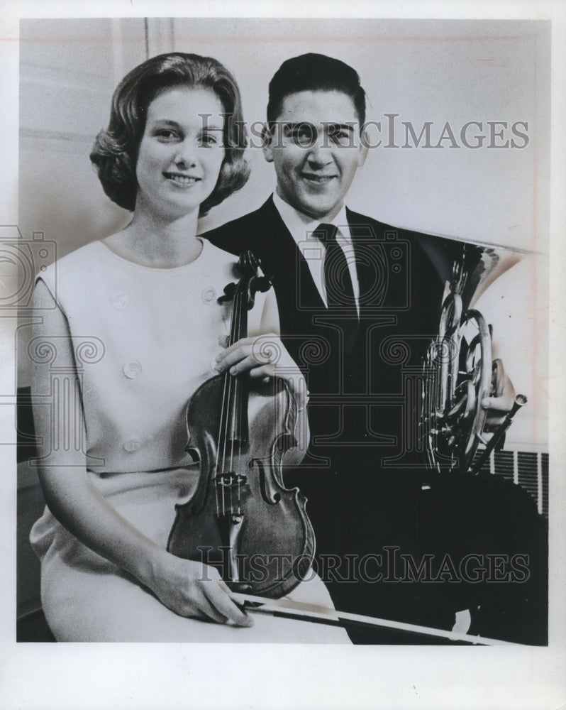 1964 Julia Janson, violinist, &amp; her husband Glenn Janson - Historic Images