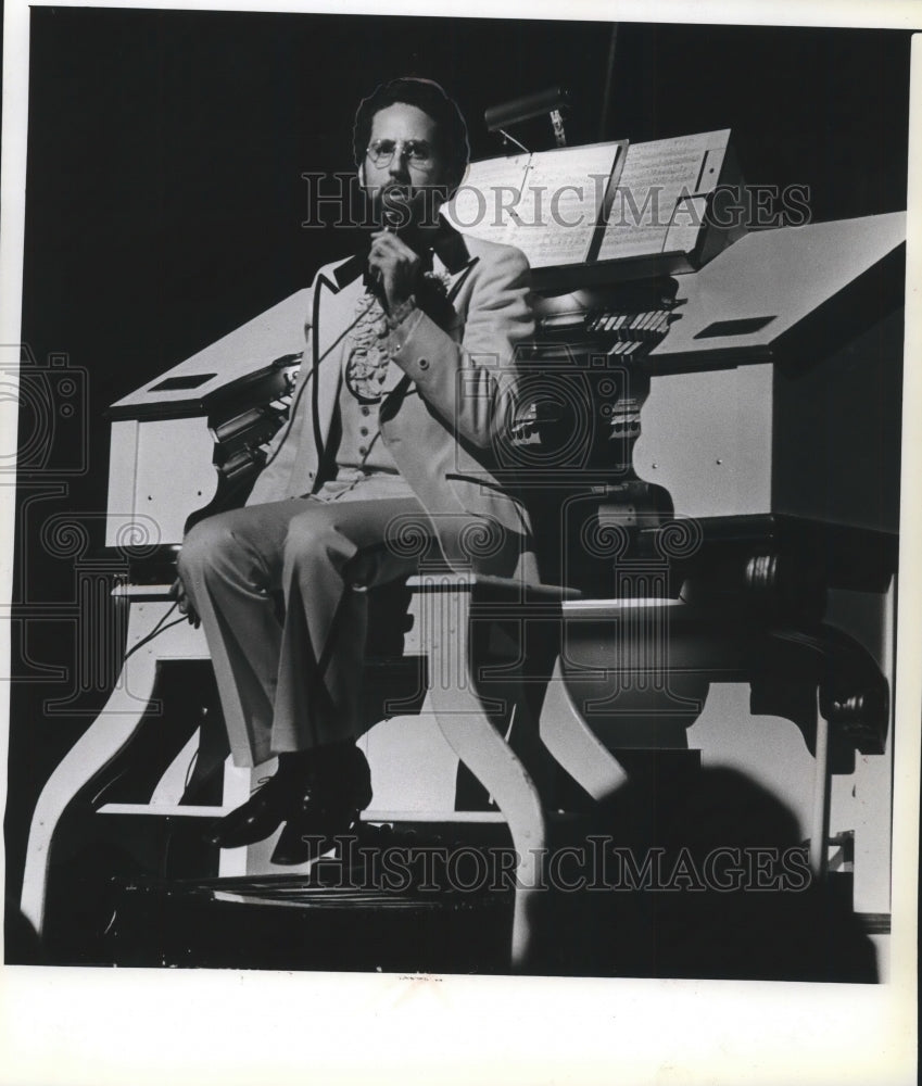 1981 Press Photo Organist Dennis James at the &quot;Mighty Wurlitzer&#39; - mjp28773-Historic Images