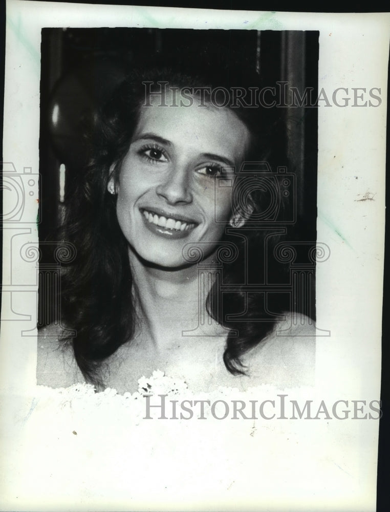 1982, Theresa Saldana smiling months after a knife attack - mjp28856 - Historic Images