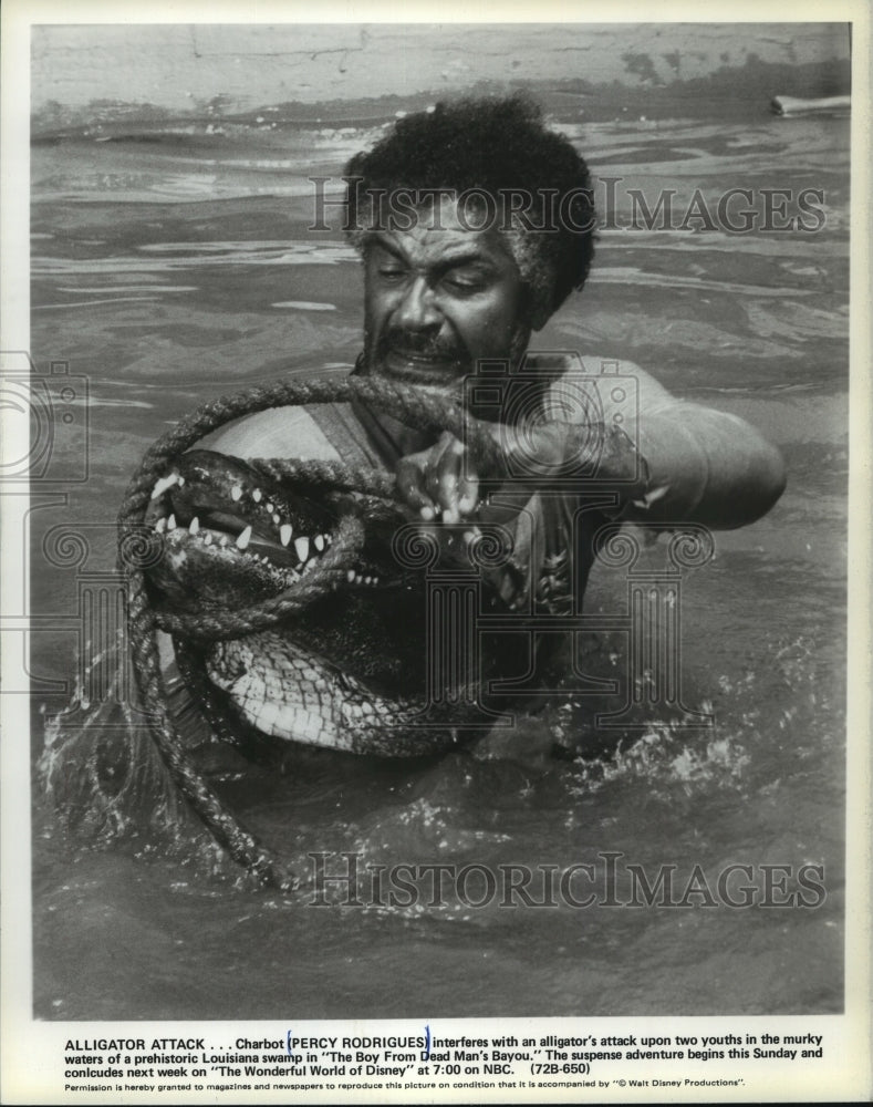 1979 Press Photo Percy Rodrigues with alligator in The Boy From Dead Man&#39;s Bayou-Historic Images