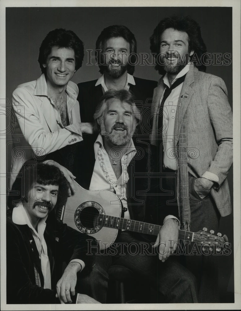 1979 Press Photo Kenny Rogers is joined by the Oak Ridge Boys a CBS special - Historic Images