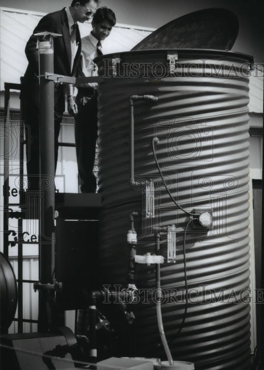 1994 Tom Ravn & Shrikant Bhat check Serigraph's biofiltration unit - Historic Images
