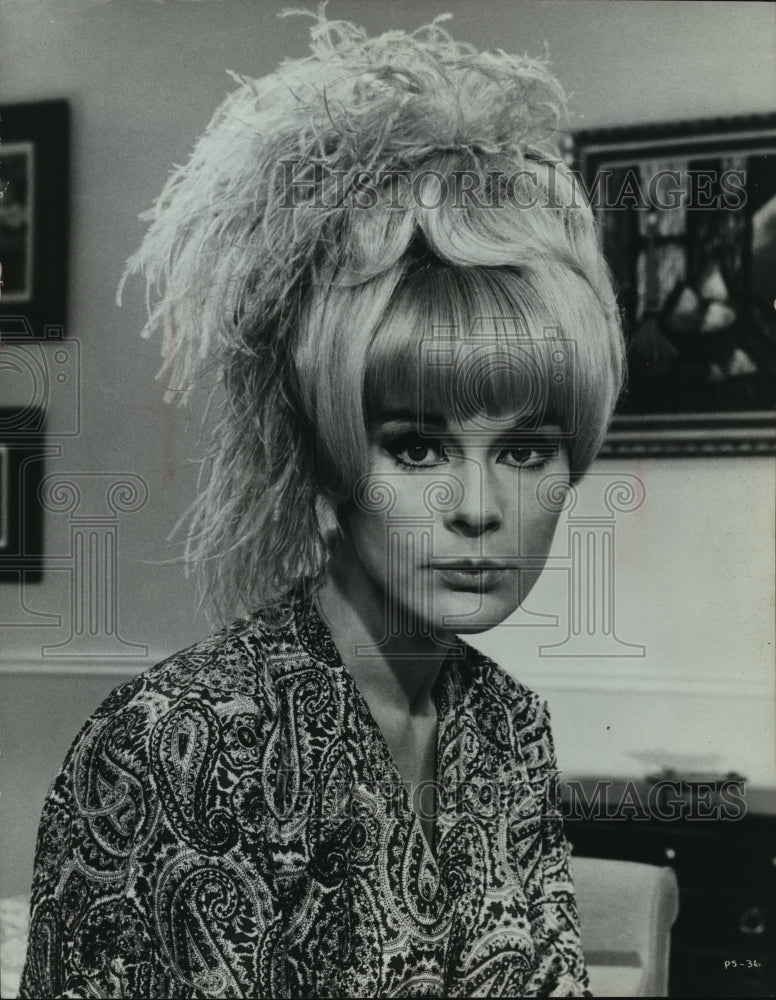 1968 Press Photo Elke Sommer Vaults, Jumps And Runs- Historic Images