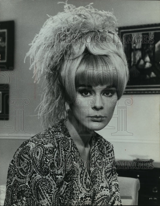 1968 Press Photo Elke Sommer Vaults, Jumps And Runs- Historic Images