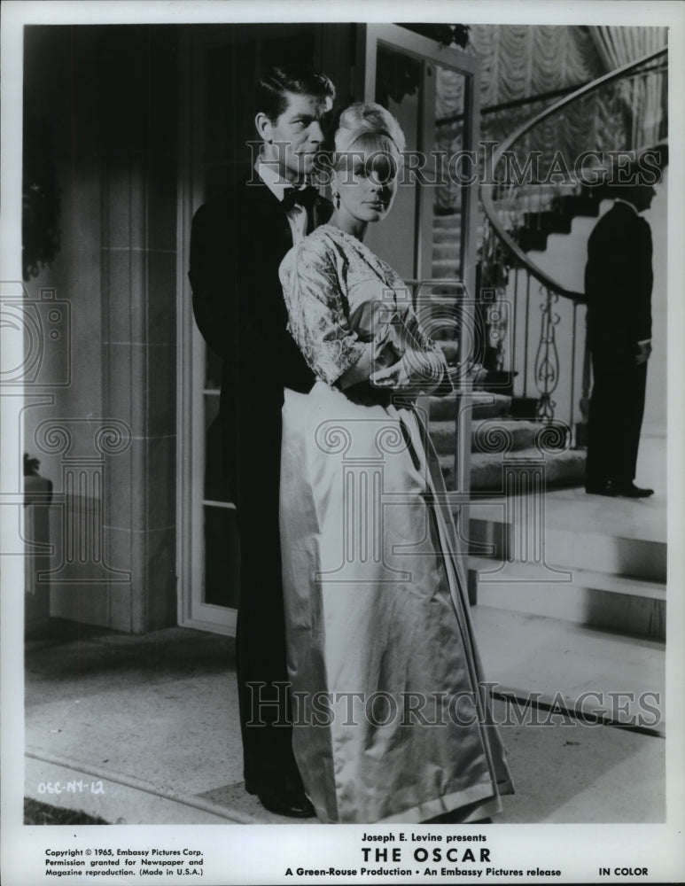 1965 Press Photo Actress Elke Sommer With Co-Star-Historic Images