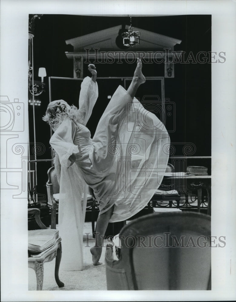 1975 Press Photo Elke Sommer kicks up her heels in the play 