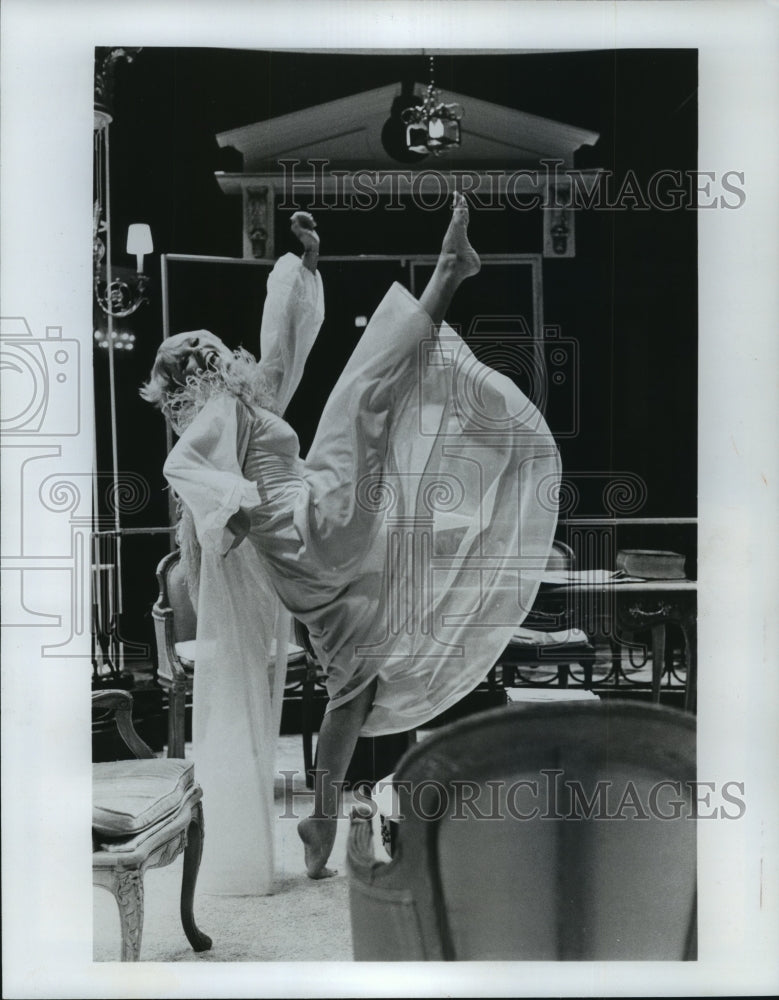 1975 Press Photo Elke Sommer kicks up her heels in the play "Born Yesterday." - Historic Images