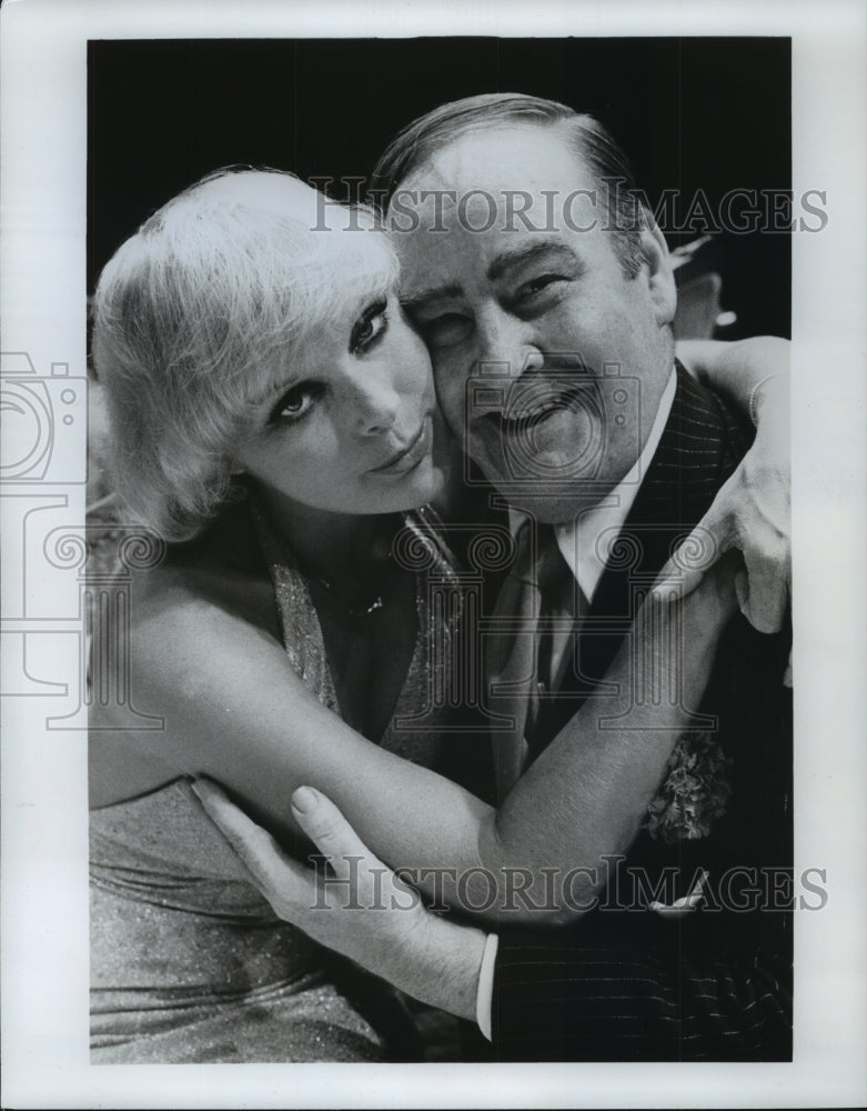 1975 Press Photo Elke Sommer stars with Art Kassul in the play &quot;Born Yesterday.&quot; - Historic Images