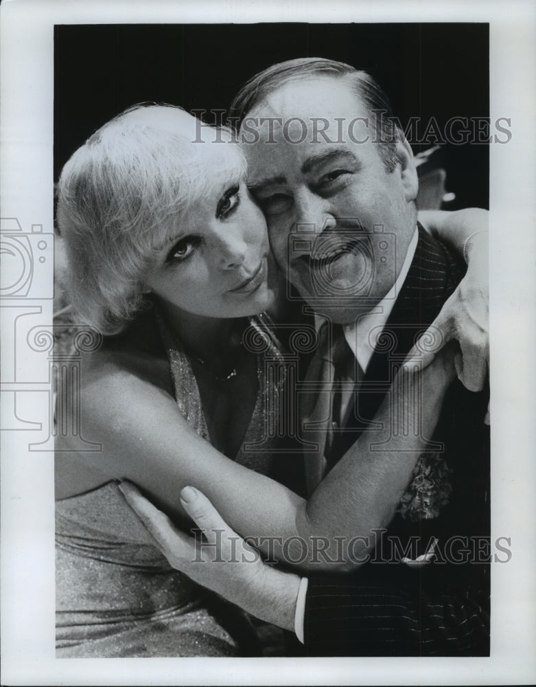 1975 Press Photo Elke Sommer stars with Art Kassul in the play "Born Yesterday." - Historic Images