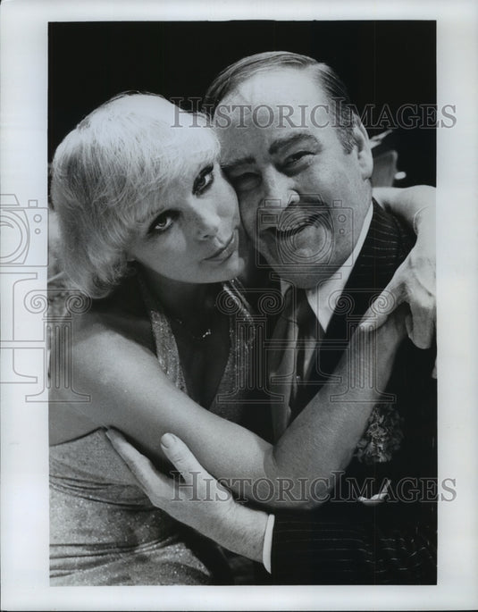 1975 Press Photo Elke Sommer stars with Art Kassul in the play "Born Yesterday." - Historic Images