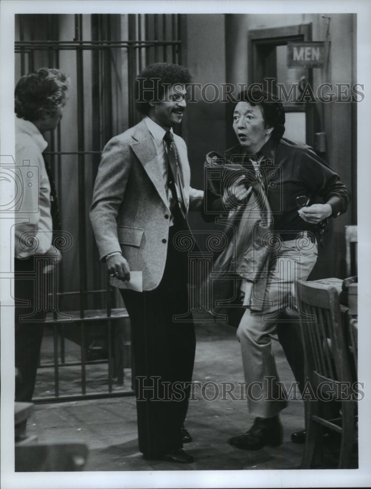 1979 Press Photo Actor Jack Soo Dashes Off In Scene From ABC's 'Barney Miller'- Historic Images