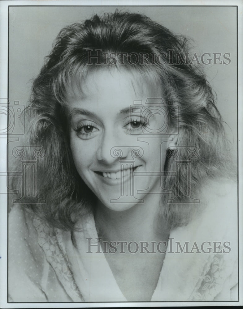 1993, Portrait of opera soprano Lyndy Simons - mjp29362 - Historic Images