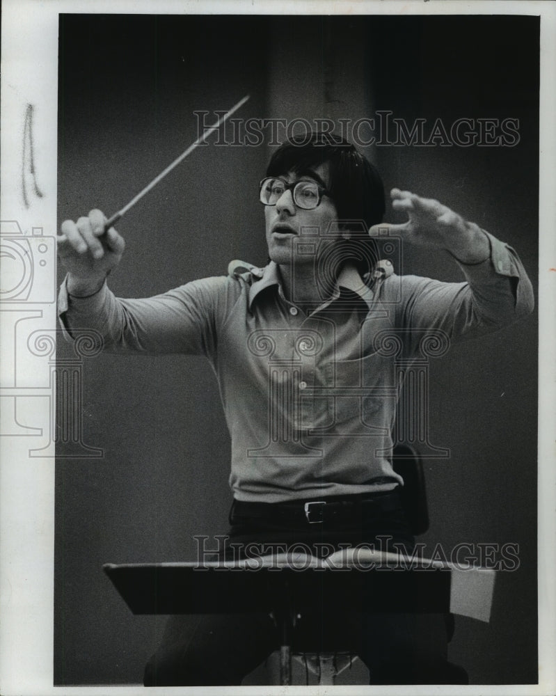 1978 Press Photo UWM Conductor Geoffrey Simon Directs Orchestra - mjp29377 - Historic Images