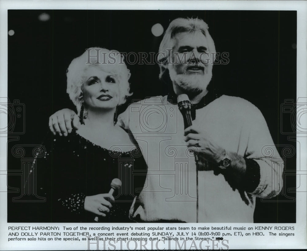 1985 Press Photo Kenny Rogers & Dolly Parton perform concert on HBO - mjp29647-Historic Images