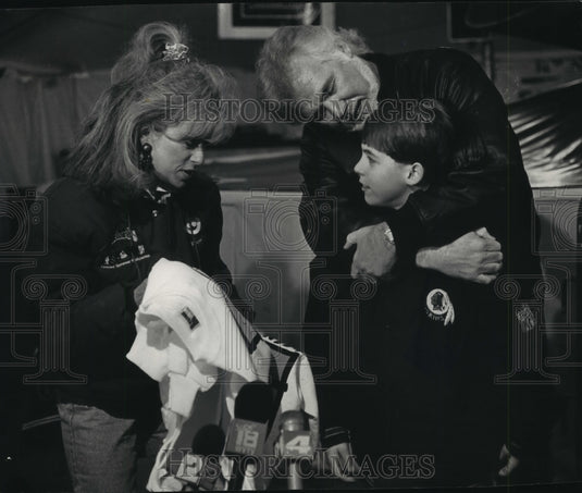 1992 Press Photo Kenny Rogers hugs his son, Christopher, at Winterfest rink - Historic Images