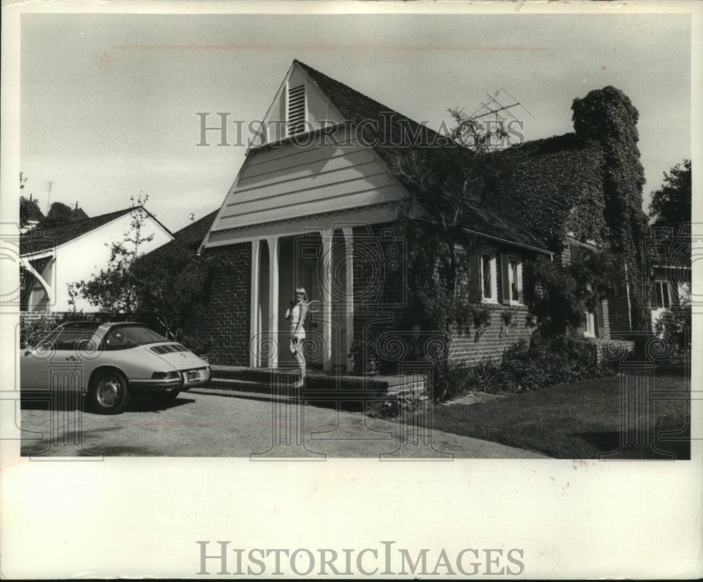 1968 Press Photo Actress Elke Sommer waiting for a tennis date- Historic Images