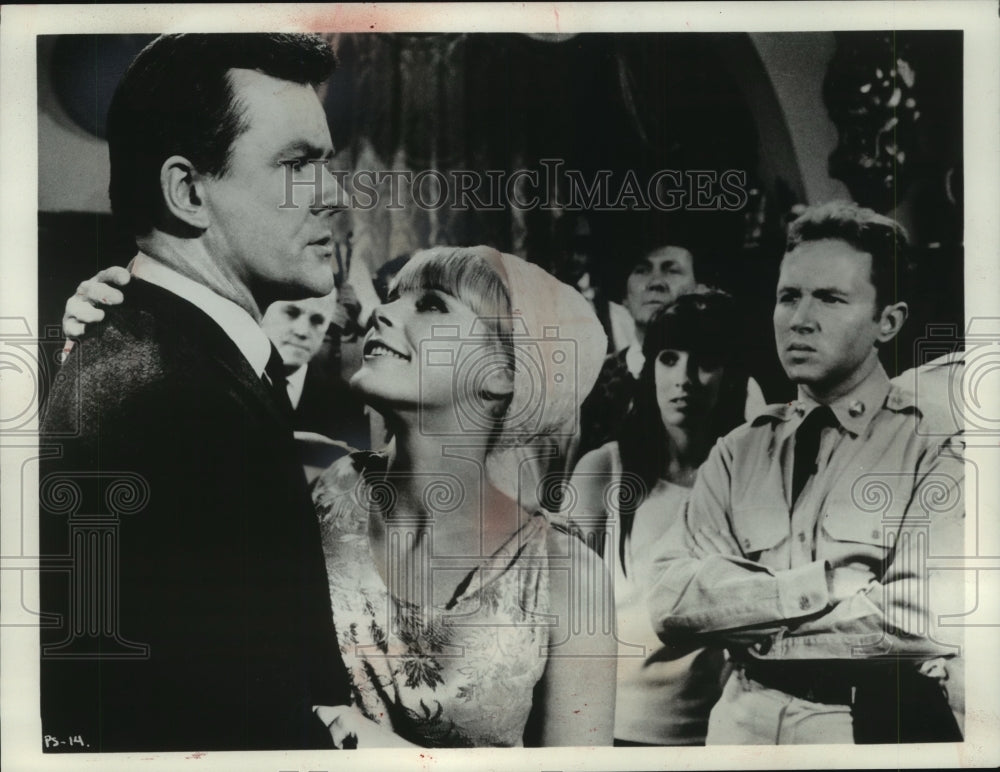 1975 Press Photo Elke Sommer & Bob Crane in "The Wicked Dreams of Paula Schultz" - Historic Images