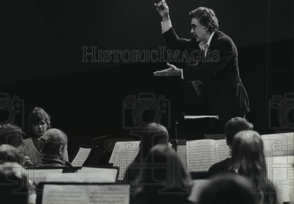 1980 Press Photo Kenneth Schermerhorn Rehearses Whitefish Bay High Orchestra - Historic Images