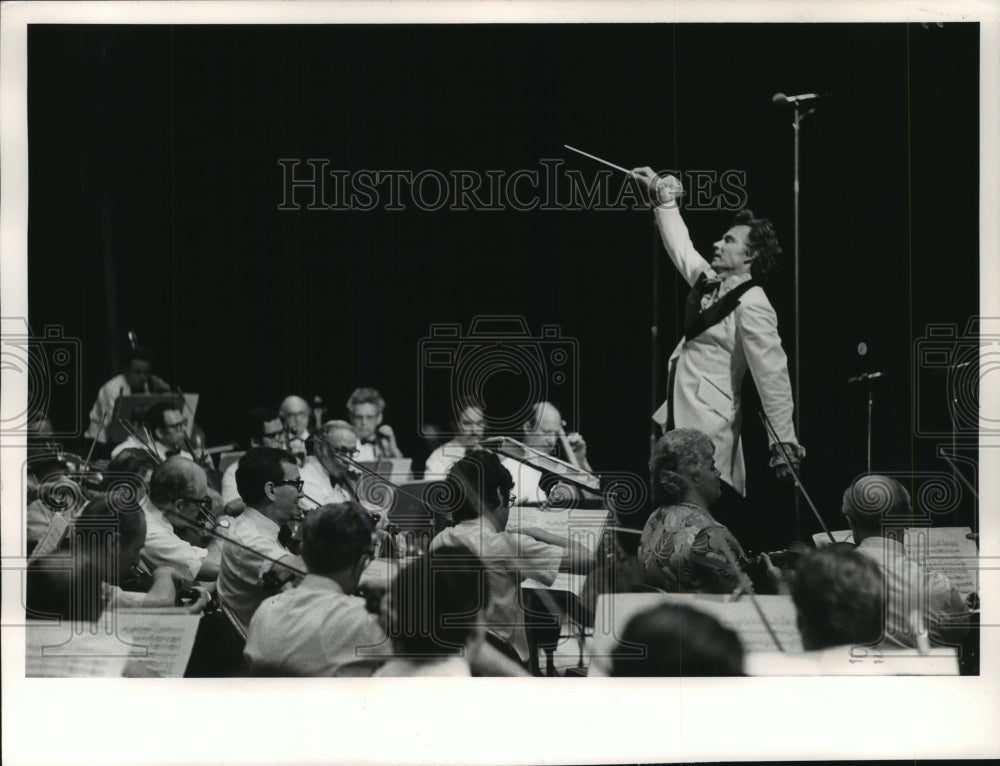 1978 Press Photo Kenneth Schermerhorn conducting the New York Philharmonic - Historic Images