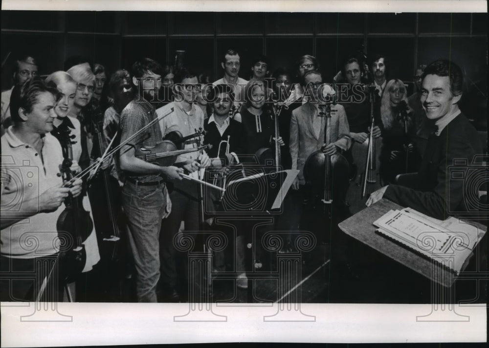 1970 Press Photo Conductor Kenneth Schermerhorn with Milwaukee Symphony - Historic Images