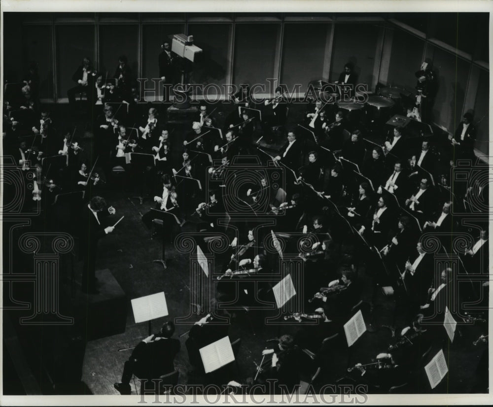 1978 Press Photo Kenneth Schermerhorn conducts Milwaukee Symphony Orchestra - Historic Images