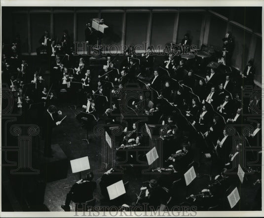 1978 Press Photo Kenneth Schermerhorn conducts Milwaukee Symphony Orchestra - Historic Images