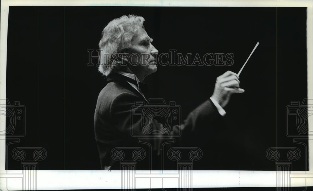 1992 Press Photo Kenneth Schermerhorn conducts &quot;An Evening in Vienna&quot; - Historic Images
