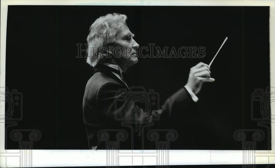 1992 Press Photo Kenneth Schermerhorn conducts "An Evening in Vienna" - Historic Images