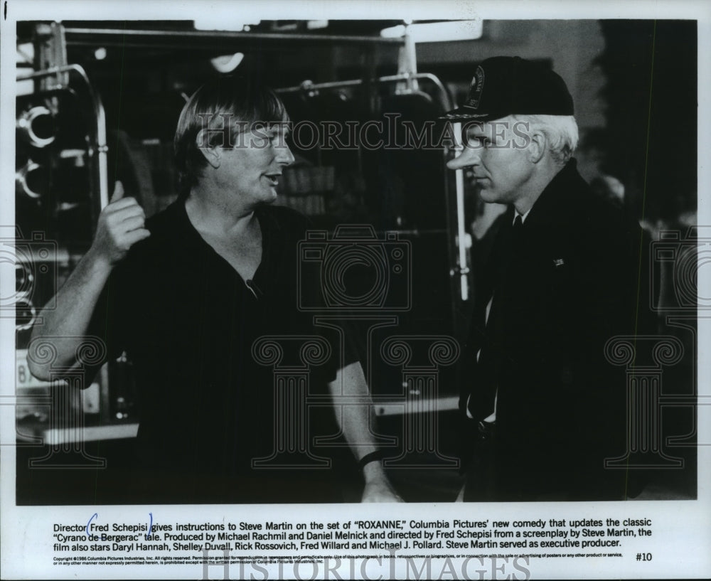 1986 Press Photo Director Fred Schepisi with Steve Martin in &quot;Roxanne&quot;- Historic Images