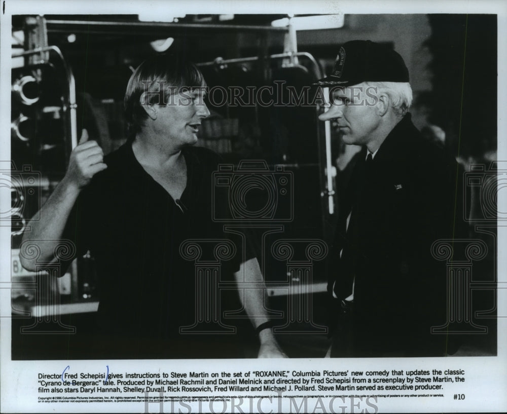 1986 Press Photo Director Fred Schepisi with Steve Martin in "Roxanne"- Historic Images