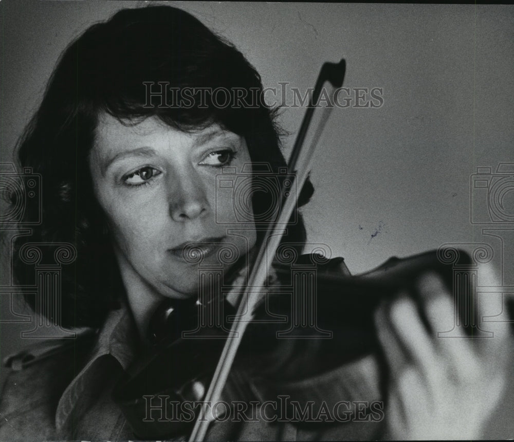 1977, Elaine Skorodin, violinist - mjp29824 - Historic Images