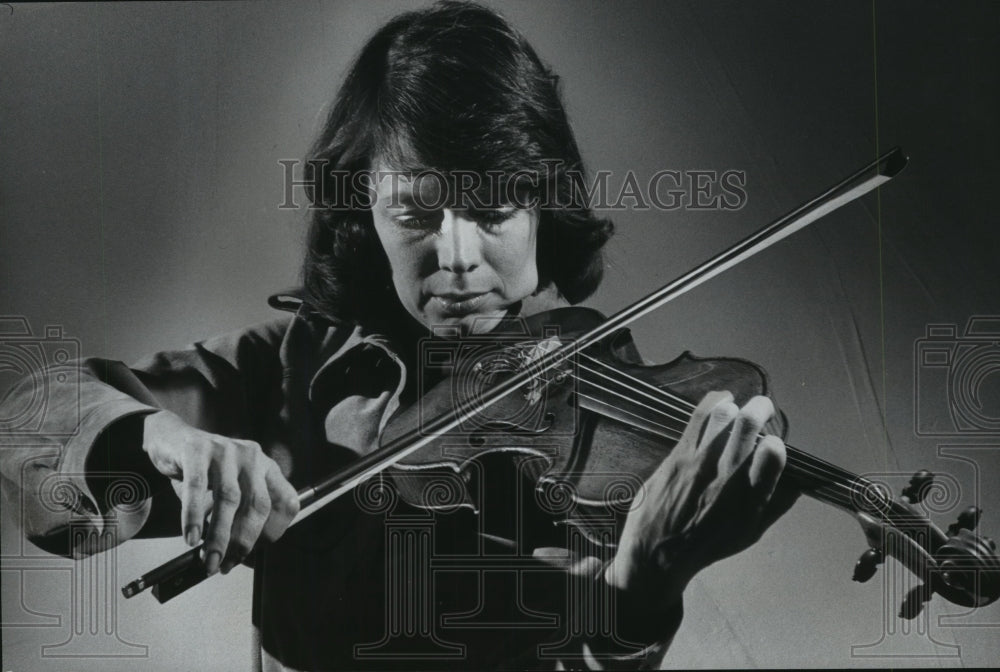 1976 Press Photo Violinist Elaine Skorodin Plays The Defauw Stradivarius-Historic Images