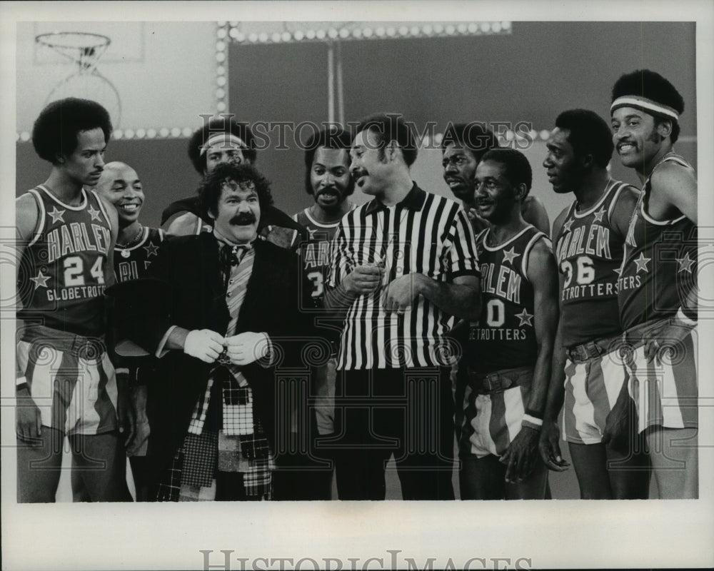 1977 Press Photo Avery Schreiber in &quot;The Harlem Globetrotters Popcorn Machine&quot;- Historic Images