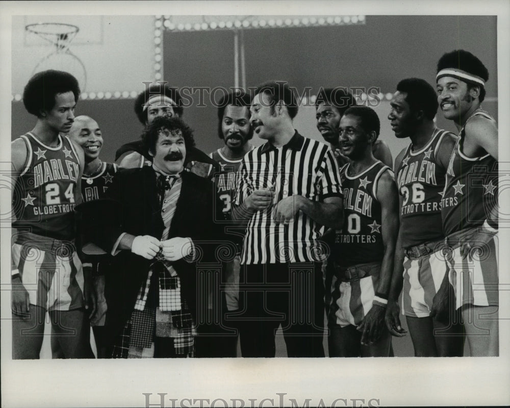 1977 Press Photo Avery Schreiber in "The Harlem Globetrotters Popcorn Machine"- Historic Images