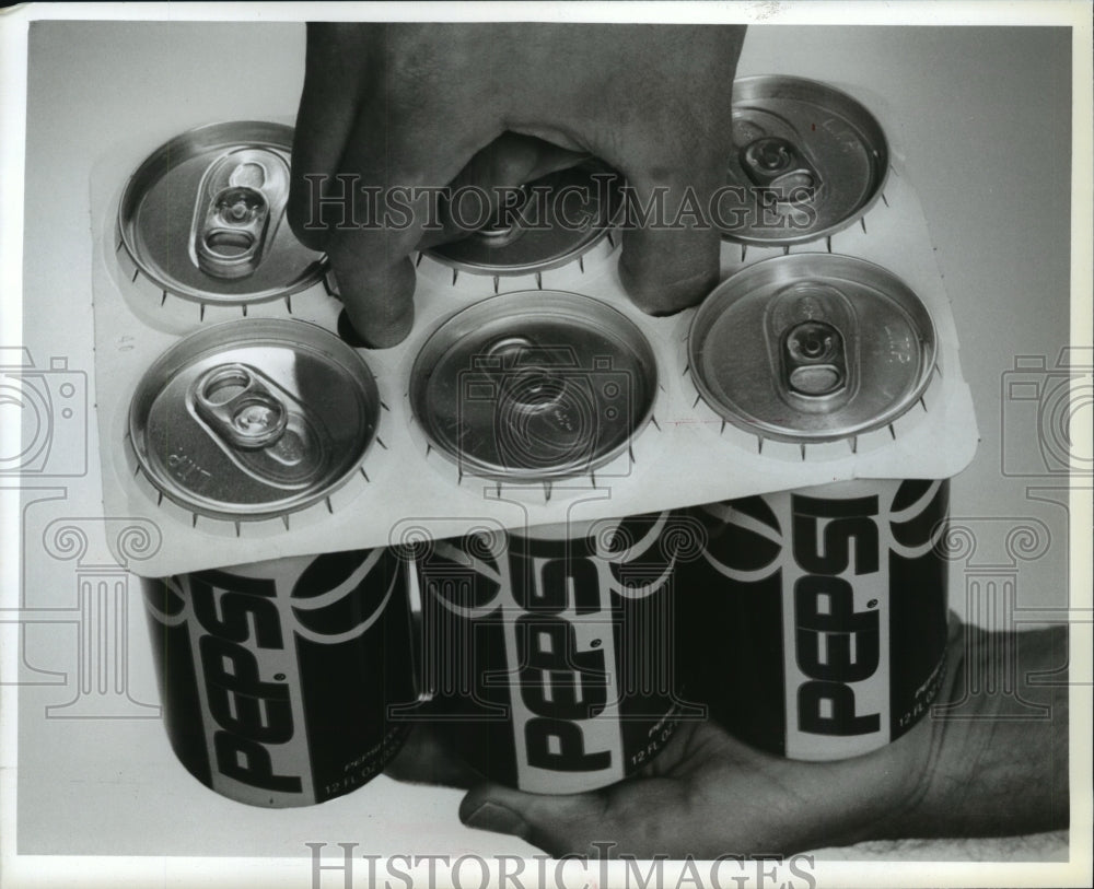 1994 Press Photo Pepsi Cola Company&#39;s New Six-Pack Ring With Green Appeal - Historic Images