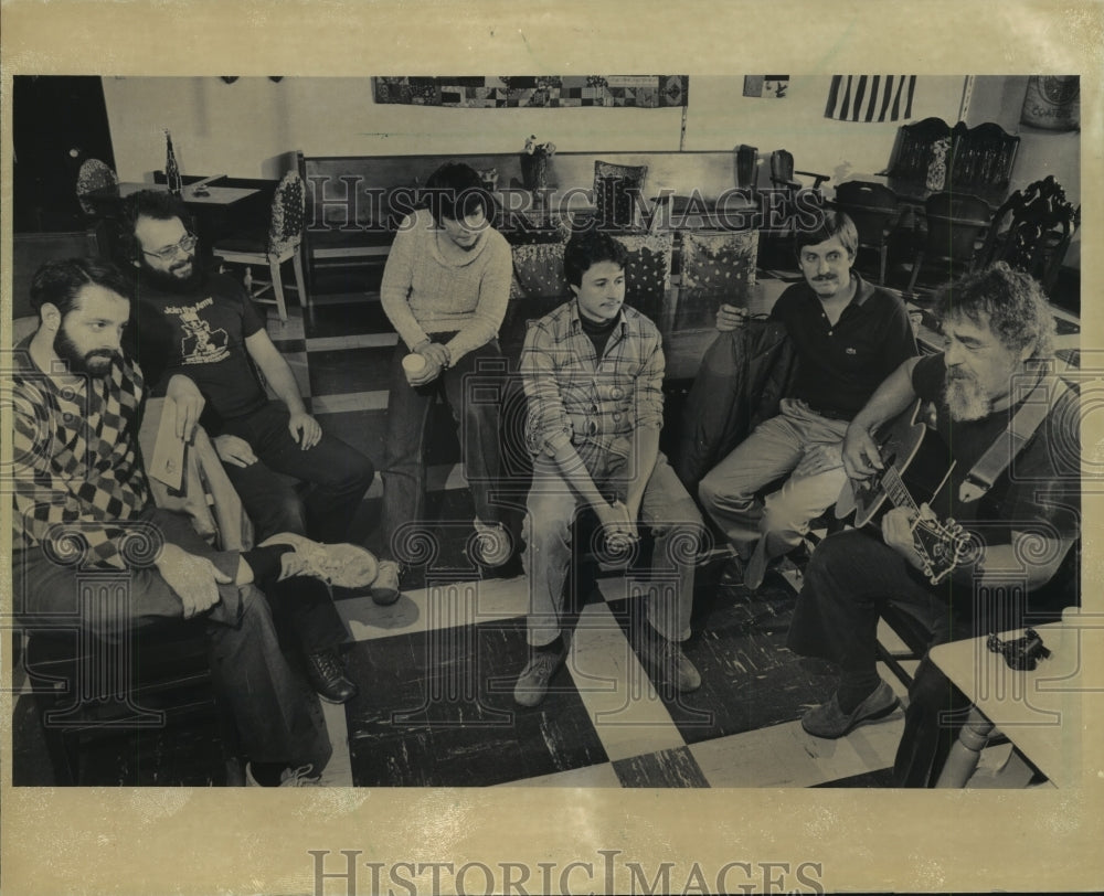 1982 Press Photo Larry Penn Performs And Leads Workshop At The Coffee House-Historic Images