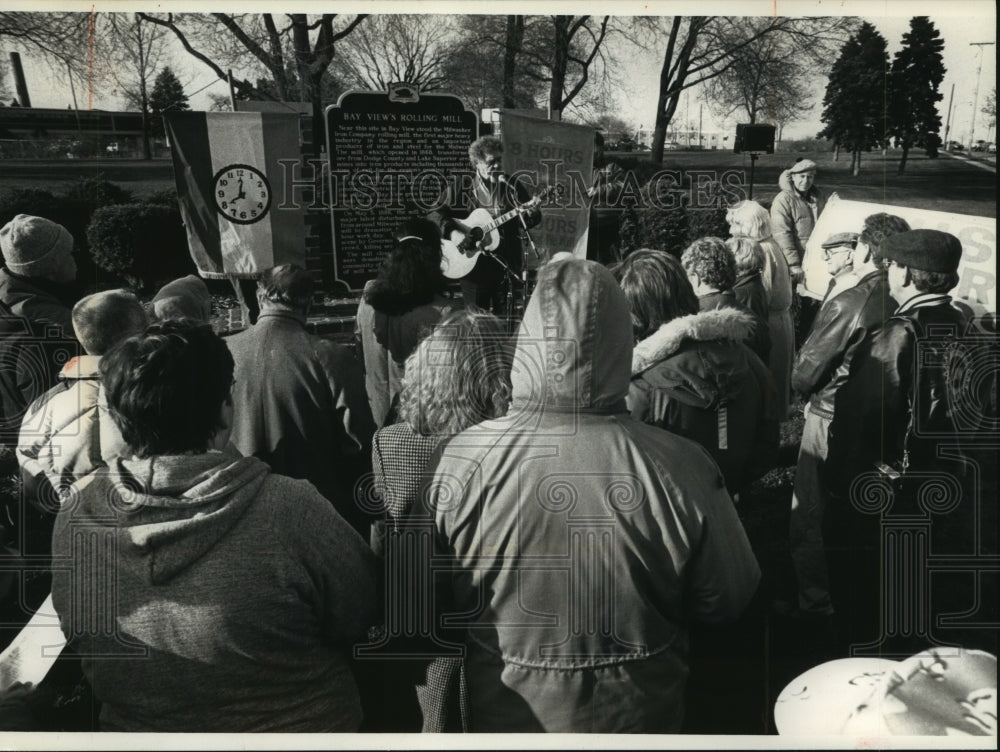 1992 Press Photo Larry Penn Performs At Rally At State Historical Marker Grounds - Historic Images