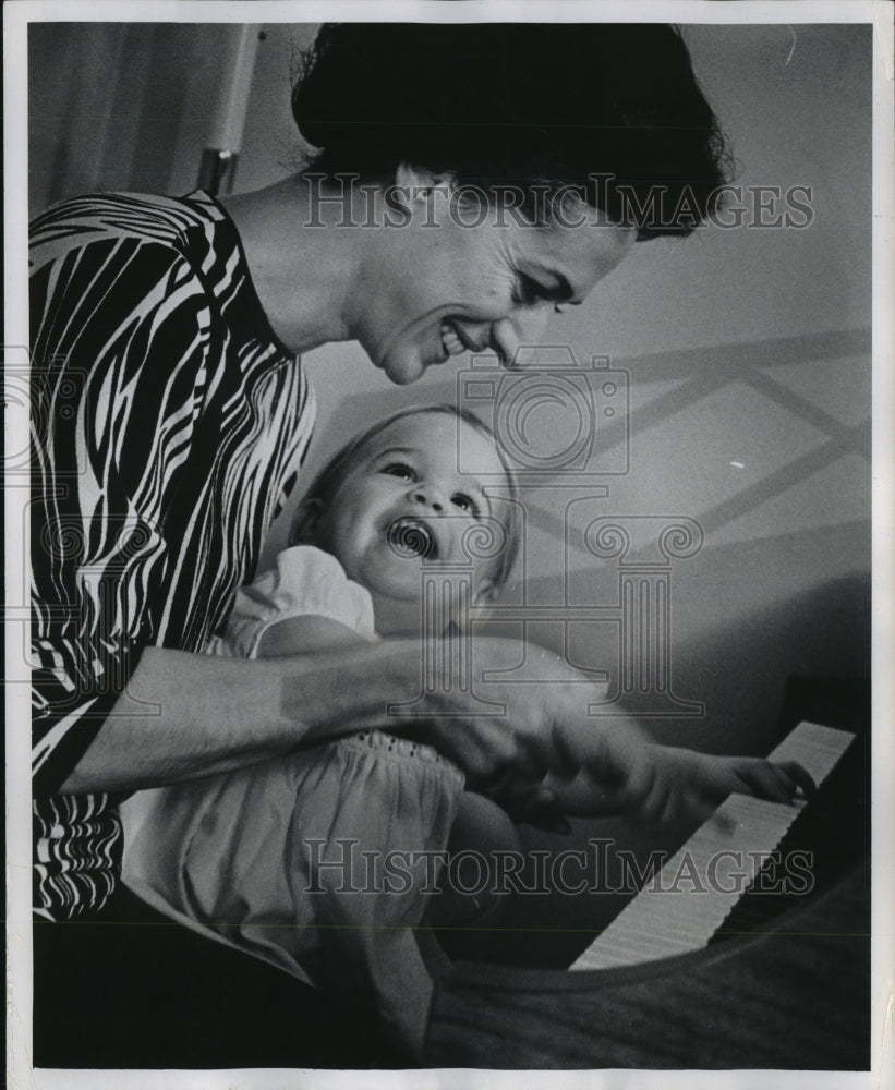 1968, Lupe Serrano and her daughter Veronica Schermerhorn - Historic Images
