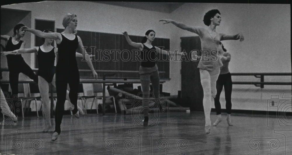 1968 Press Photo Instructor Lupe Serrano Dances With UW-Milwaukee Students - Historic Images