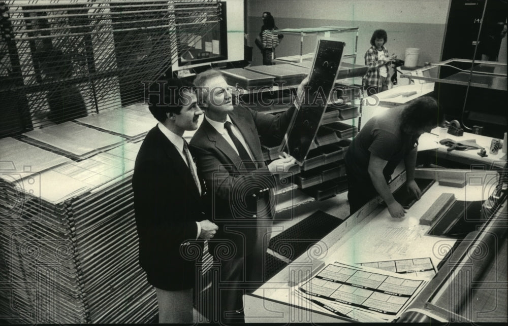 1987 Press Photo Serigraph Executives Examine Sheet Of Plastic In Wisconsin - Historic Images